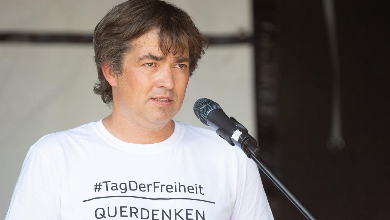 Michael Ballweg bei einer "Querdenken"-Demo im Sommer: Der Verfassungsschutz in Baden-Württemberg beobachtet seine Bewegung künftig.
