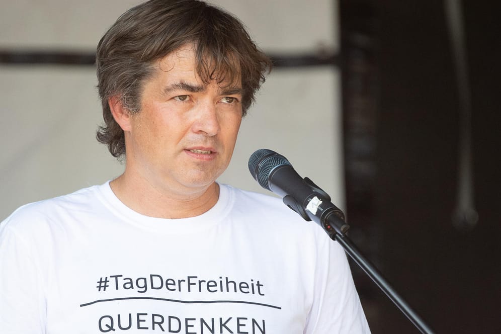 Michael Ballweg bei einer "Querdenken"-Demo im Sommer: Der Verfassungsschutz in Baden-Württemberg beobachtet seine Bewegung künftig.