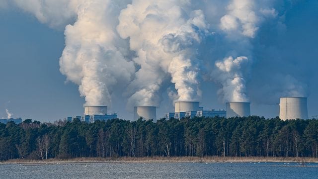 Kühltürme des Braunkohlekraftwerks Jänschwalde in der Lausitz. Kühltürme des Braunkohlekraftwerks Jänschwalde in der Lausitz.