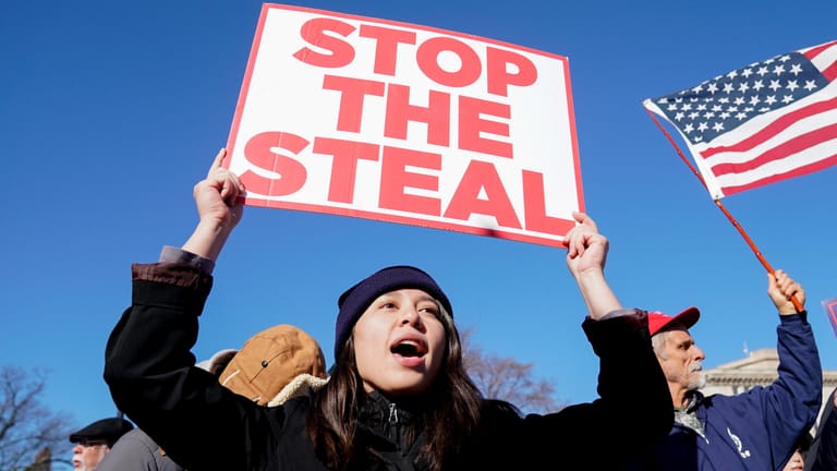 "Stop the Steal"-Protest im Dezember in Washington: Trumps Dolchstoßlegende verfängt bei seinen Anhängern.