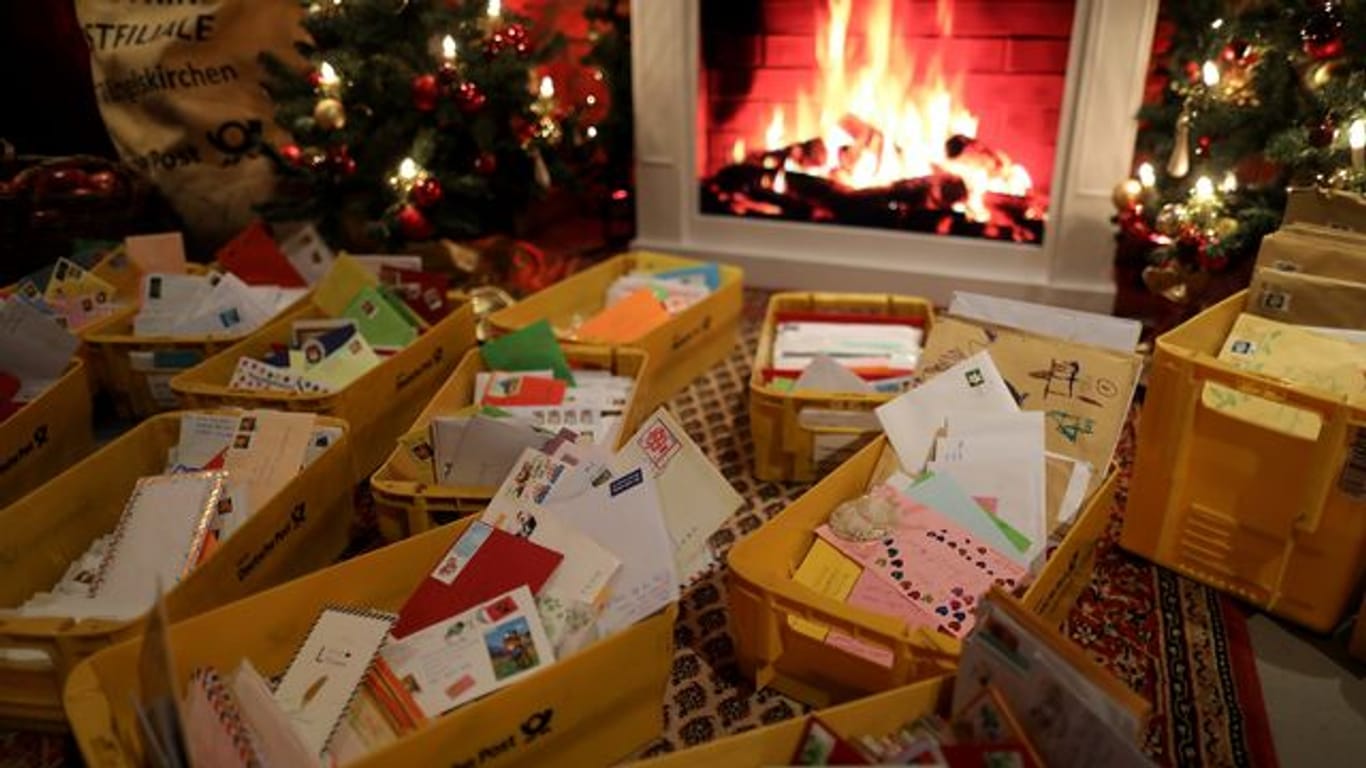 Wunschzettel liegen in der Weihnachtspostfiliale in Kisten.