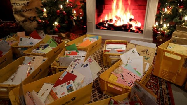 Wunschzettel liegen in der Weihnachtspostfiliale in Kisten.