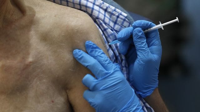 Eine Krankenschwester verabreicht den Corona-Impfstoff von Pfizer/Biontech im Guy's Hospital in London: Auch in den USA könnte der Impfstoff bald zugelassen werden. Eine Krankenschwester verabreicht den Corona-Impfstoff von Pfizer/Biontech im Guy's Hospital in London: Auch in den USA könnte der Impfstoff bald zugelassen werden.