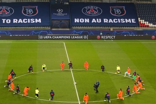 Die Spieler beider Teams und die Schiedsrichter beim Kniefall auf dem Platz als Zeichen der Unterstützung der Black Lives Matter-Bewegung.