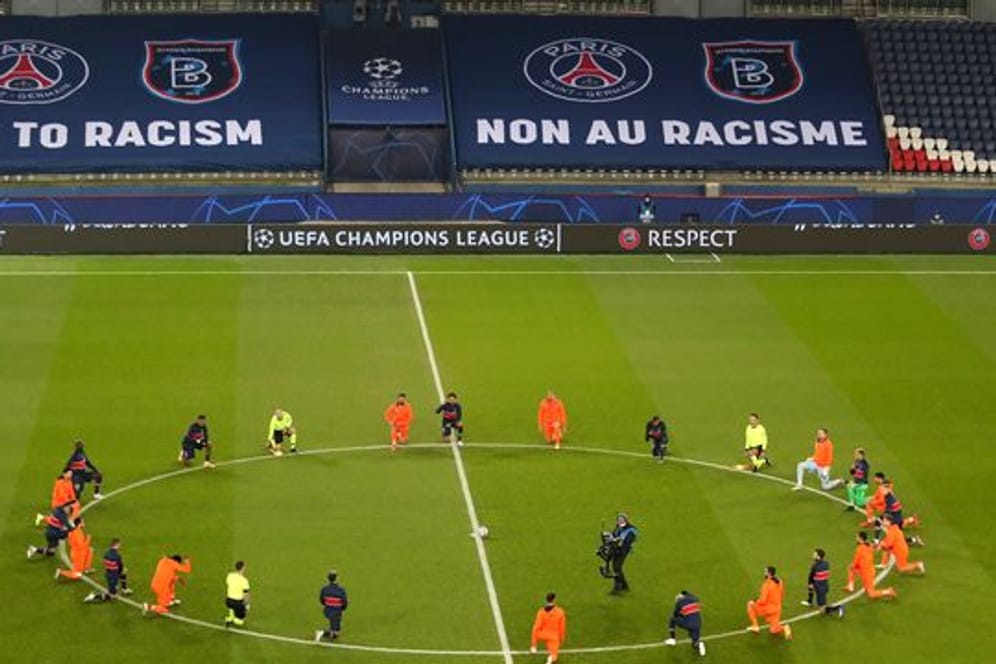 Die Spieler beider Teams und die Schiedsrichter beim Kniefall auf dem Platz als Zeichen der Unterstützung der Black Lives Matter-Bewegung.