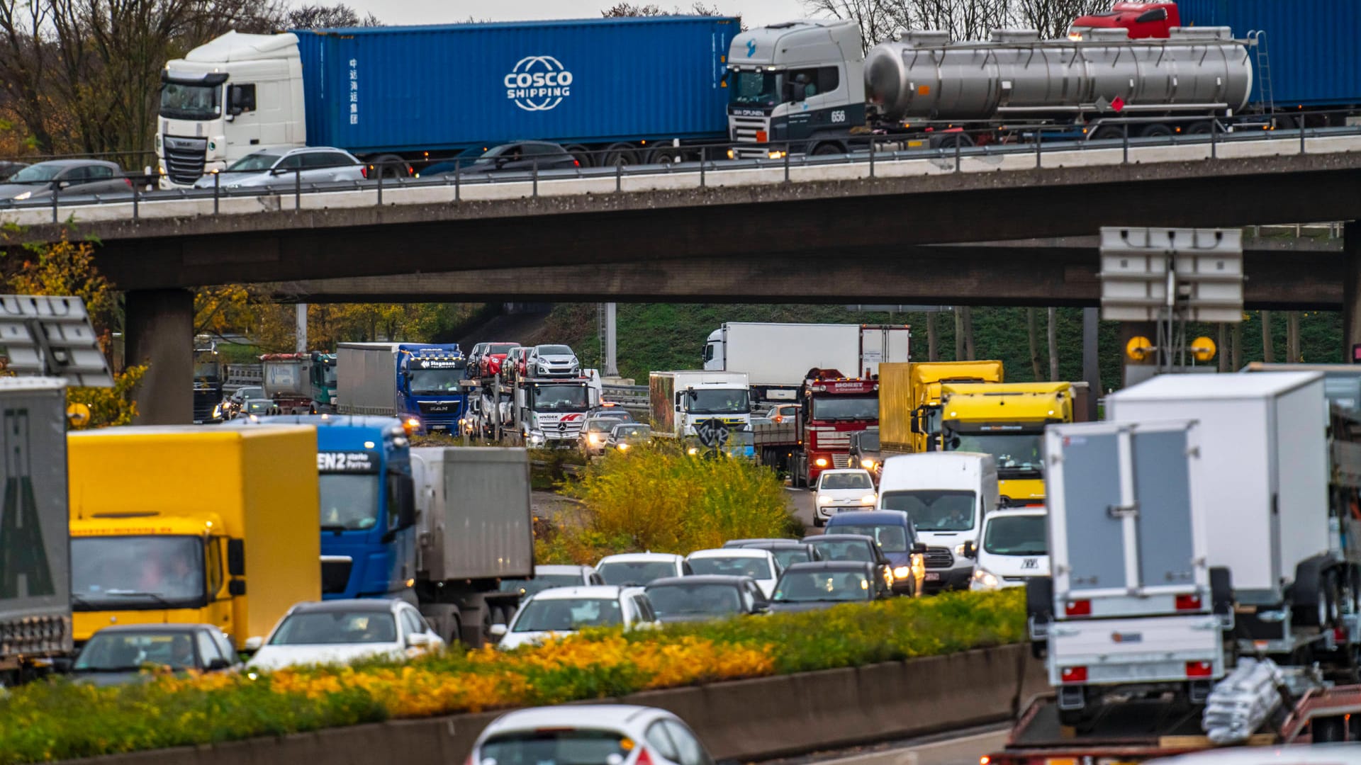 Stau auf der Autobahn: Eine Gruppe mit Querdenkern plant nach ihren Angaben, mit schweren Fahrzeugen Verkehrsknotenpunkte lahmzulegen. (Symbolfoto)