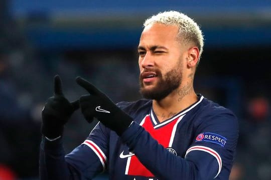 Neymar (l) jubelt über sein Tor zum 4:1 für Paris Saint-Germain.