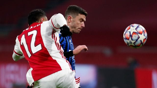 Noussair Mazraoui (vorn) von Ajax Amsterdam und Robin Gosens von Atalanta Bergamo kämpfen um den Ball.