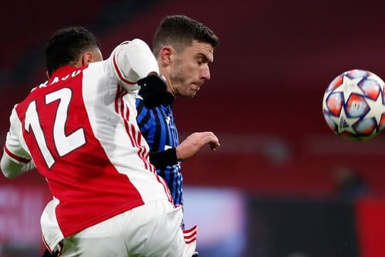 Noussair Mazraoui (vorn) von Ajax Amsterdam und Robin Gosens von Atalanta Bergamo kämpfen um den Ball.