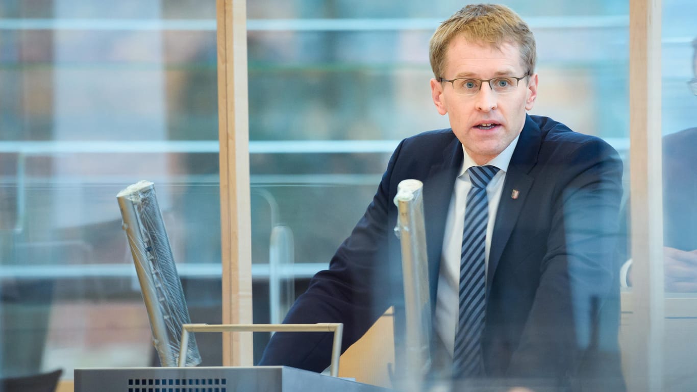 Ministerpräsident Daniel Günther (CDU) spricht im Landtag: Schleswig-Holstein hat einen "harten Lockdown" vor Weihnachten angekündigt.