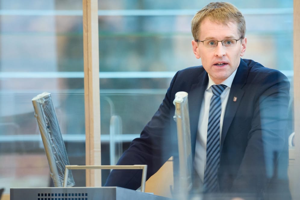 Ministerpräsident Daniel Günther (CDU) spricht im Landtag: Schleswig-Holstein hat einen "harten Lockdown" vor Weihnachten angekündigt.