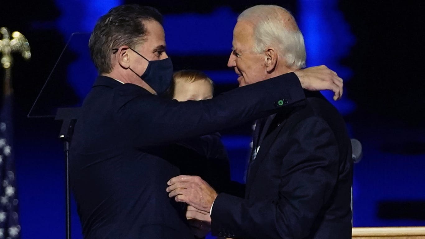 Joe Biden mit seinem Sohn bei einer Veranstaltung nach seinem Wahlsieg: Hunter Biden steht im Fokus von Steuerermittlungen.