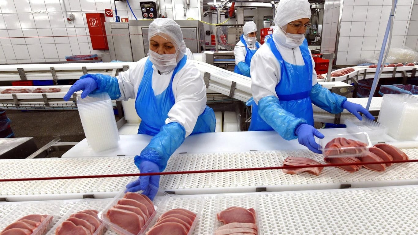In Fleischfabriken wie bei Tönnies ist die Corona-Ansteckungsrate immer noch erschreckend hoch.
