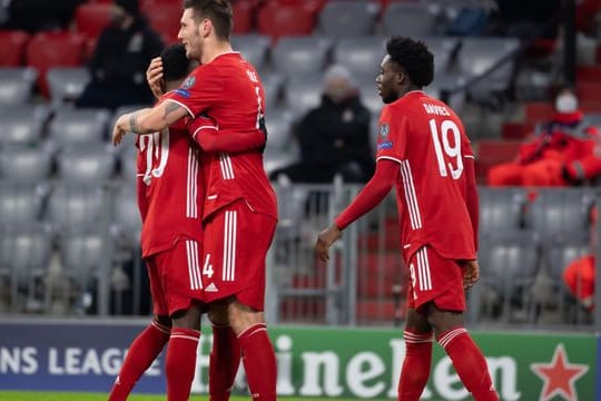 Bayerns Torschütze zum 1:0, Niklas Süle (M), feiert sein Tor mit den Mannschaftskollegen Bouna Sarr (l) und Alphonso Davies.