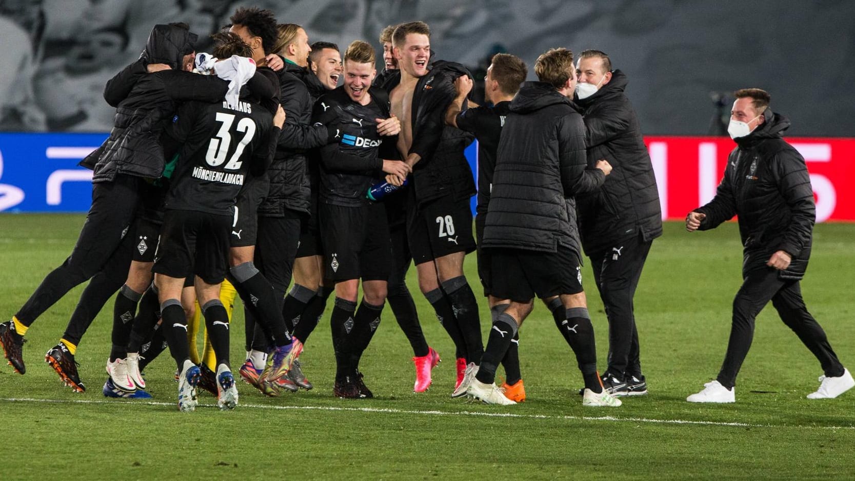 Erlösender Jubel: Die Gladbacher feiern ihr Weiterkommen nach dem Endstand im Parallelspiel in Mailand.