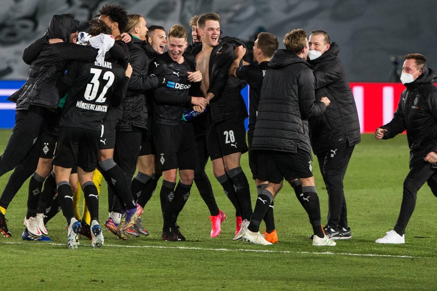 Erlösender Jubel: Die Gladbacher feiern ihr Weiterkommen nach dem Endstand im Parallelspiel in Mailand.