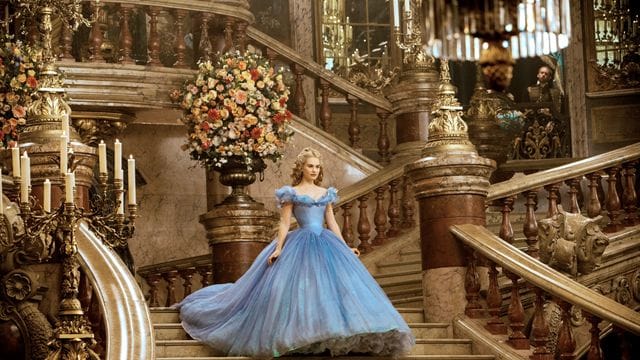 Bei dem großen Ball des Königs zieht die wunderschöne Ella (Lily James) mit ihrem zauberhaften Ballkleid alle Blicke auf sich.