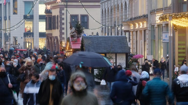 Passanten gehen durch die Innenstadt von Leipzig: Kommt nach Weihnachten der harte Lockdown?