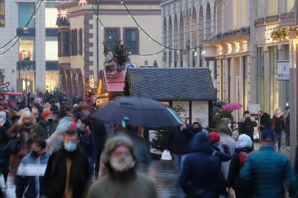 Passanten gehen durch die Innenstadt von Leipzig: Kommt nach Weihnachten der harte Lockdown?