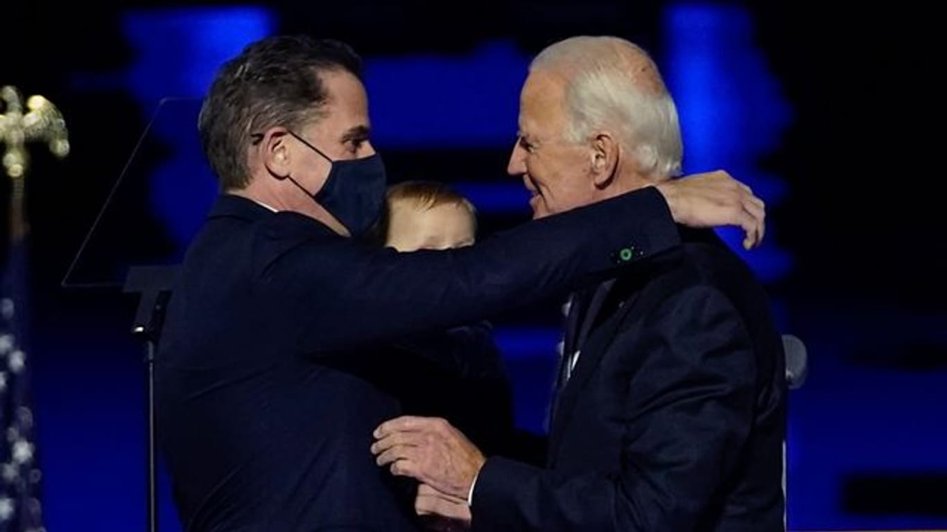Joe Biden umarmt nach einer Ansprache im November seinen Sohn Hunter auf der Bühne.