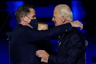 Joe Biden umarmt nach einer Ansprache im November seinen Sohn Hunter auf der Bühne.