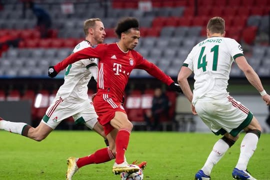 Leroy Sane (M) vom FC Bayern München und Moskaus Wladislaw Ignatjew (l) und Slobodan Rajkovic kämpfen um den Ball.