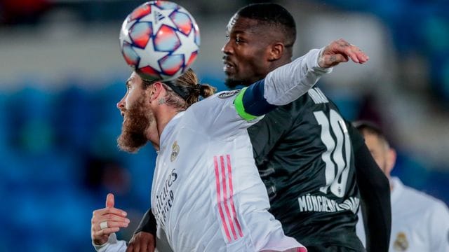 Real Madrids Sergio Ramos (l) ist gegen Mönchengladbachs Marcus Thuram in Aktion.