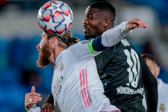 Real Madrids Sergio Ramos (l) ist gegen Mönchengladbachs Marcus Thuram in Aktion.