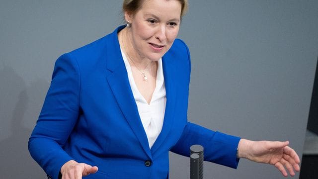 Franziska Giffey (SPD), Bundesministerin für Familie, Senioren, Frauen und Jugend, spricht im Bundestag. Franziska Giffey (SPD), Bundesministerin für Familie, Senioren, Frauen und Jugend, spricht im Bundestag.