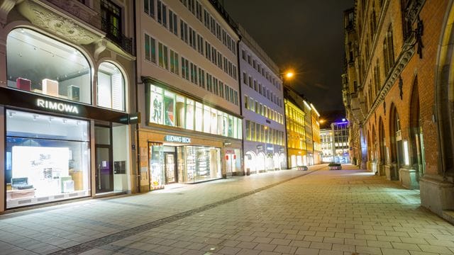 Menschenleer ist es in der Fußgängerzone von München. Menschenleer ist es in der Fußgängerzone von München.