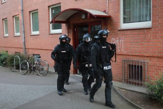 Beamte bei einer Razzia (Archivbild): In Berlin sind Hunderte Polizisten bei Durchsuchungen im Einsatz.