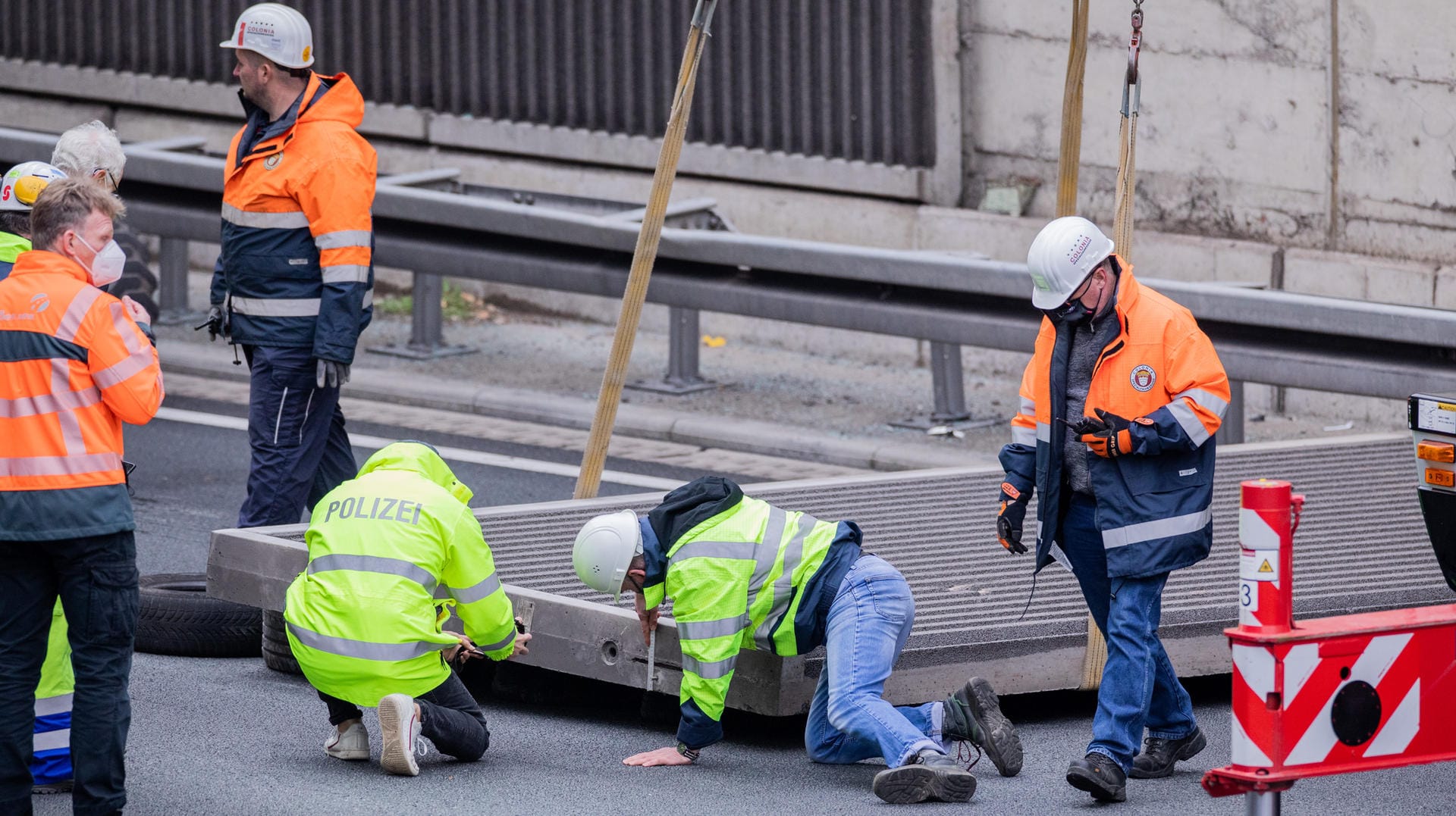 Polizeibeamte der Kriminalpolizei untersuchen eine zweite entfernte Betonplatte auf der A3: An dem Unfall sind laut einem Bericht auch Versäumnisse von Behörden "mitursächlich" schuld. Polizeibeamte der Kriminalpolizei untersuchen eine zweite entfernte Betonplatte auf der A3: An dem Unfall sind laut einem Bericht auch Versäumnisse von Behörden "mitursächlich" schuld.