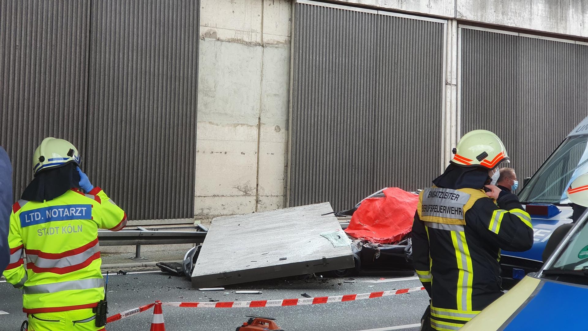 Ein Betonteil einer Lärmschutzwand liegt auf der A3 auf einem Pkw: Die Fahrerin des Autos überlebte den Unfall nicht.