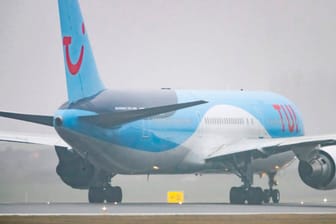Tui-Jet auf dem Flughafen Vilnius, Litauen (Symbolbild): Die Corona-Krise brockt dem Konzern einen Milliardenverlust ein.
