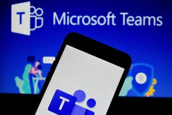 Das Logo der Kommunikationsplattform MS Teams von Microsoft ist auf einem Handy zu sehen.