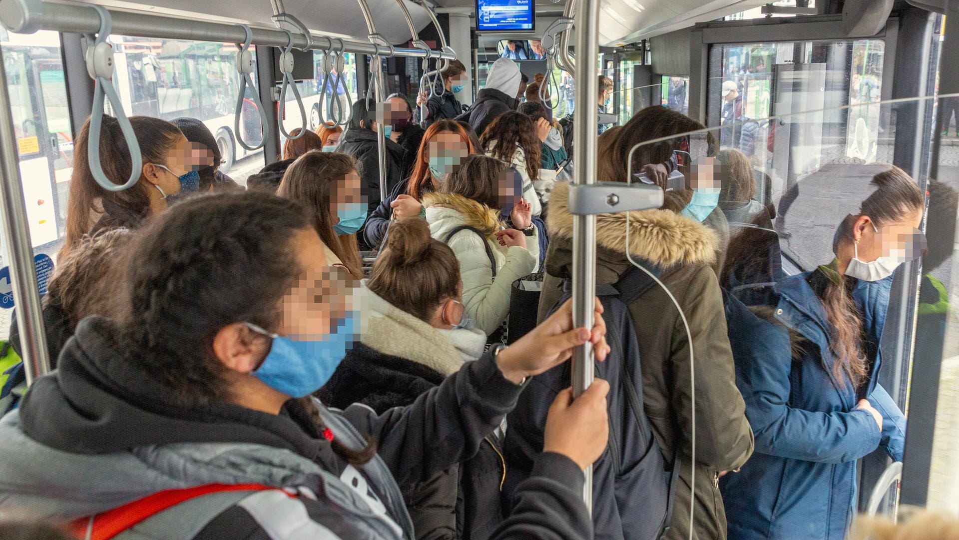 Ein überfüllter Schulbus (Symbolbild): In Hagen starten mehrere Schulen nun versetzt in den Unterricht, damit solche Bilder zukünftig vermieden werden.