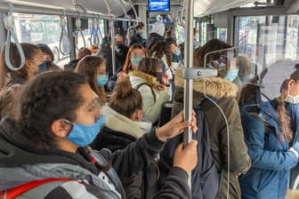 Ein überfüllter Schulbus (Symbolbild): In Hagen starten mehrere Schulen nun versetzt in den Unterricht, damit solche Bilder zukünftig vermieden werden.