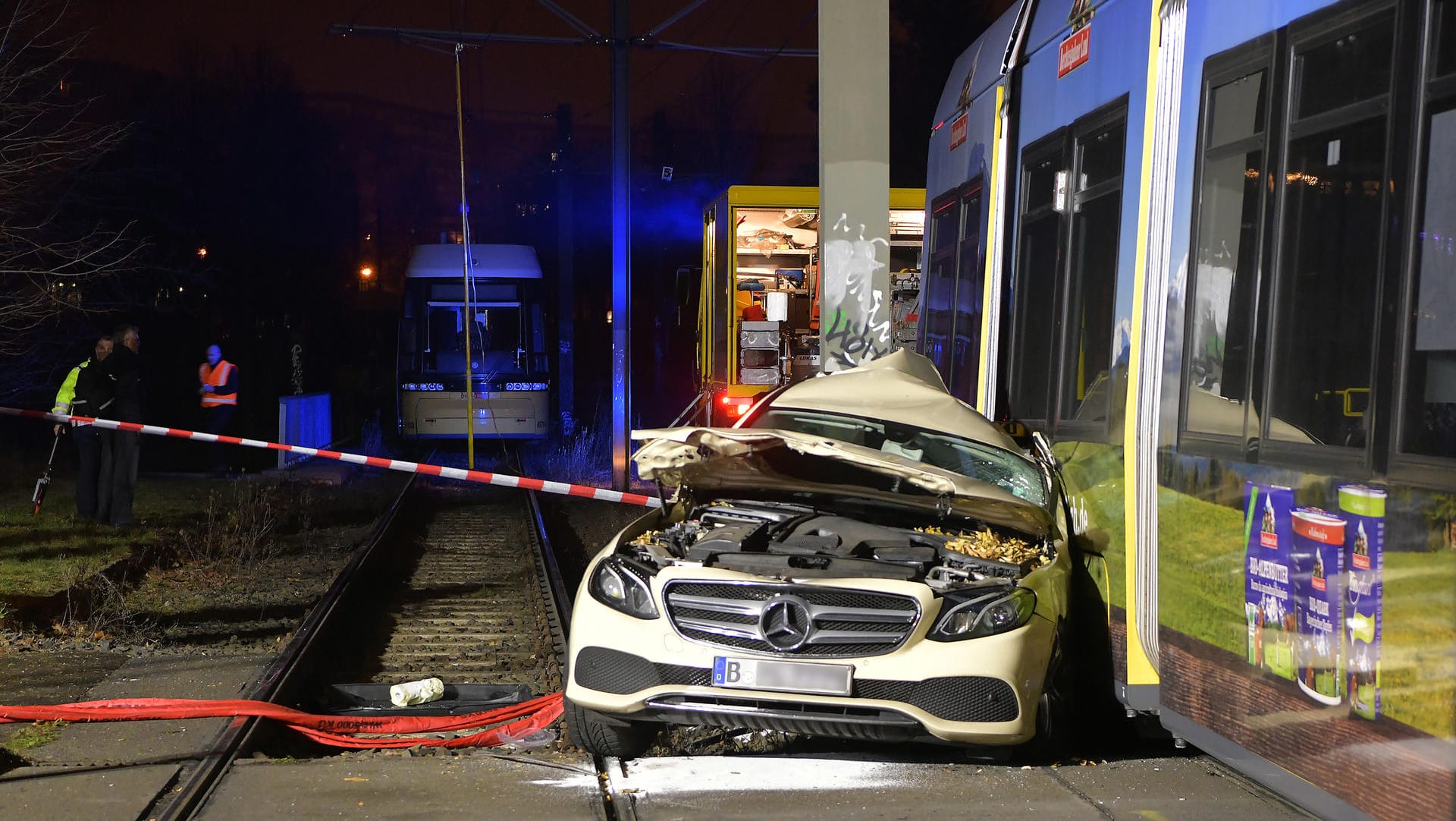 Das zerquetschte Taxi: Wie genau es zu dem Unfall am Mittwochabend gekommen ist, ist noch unklar.