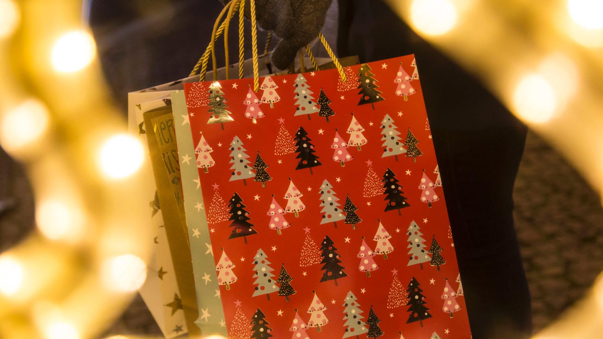 Eine Frau hält Weihnachtstüten in der Hand (Symbolbild): Auch zum diesjährigen Corona-Weihnachten wird zahlreich für bedürftige Kinder gespendet.