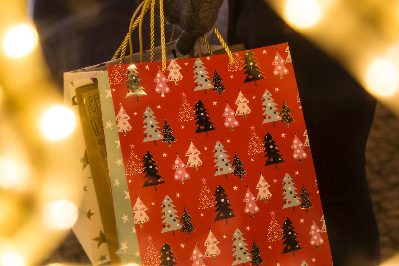 Eine Frau hält Weihnachtstüten in der Hand (Symbolbild): Auch zum diesjährigen Corona-Weihnachten wird zahlreich für bedürftige Kinder gespendet.