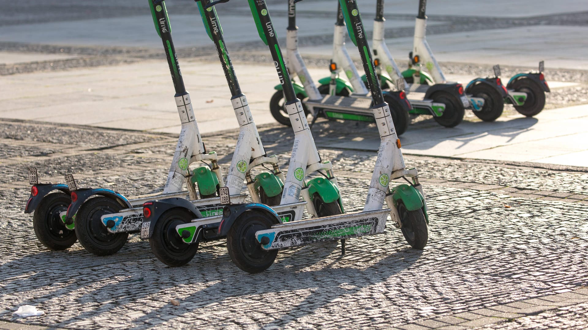 Abgestellte E-Scooter (Symbolbild): In Nürnberg hat die Polizei einen Mann auf einem gestohlenem Gerät erwischt. Abgestellte E-Scooter (Symbolbild): In Nürnberg hat die Polizei einen Mann auf einem gestohlenem Gerät erwischt.