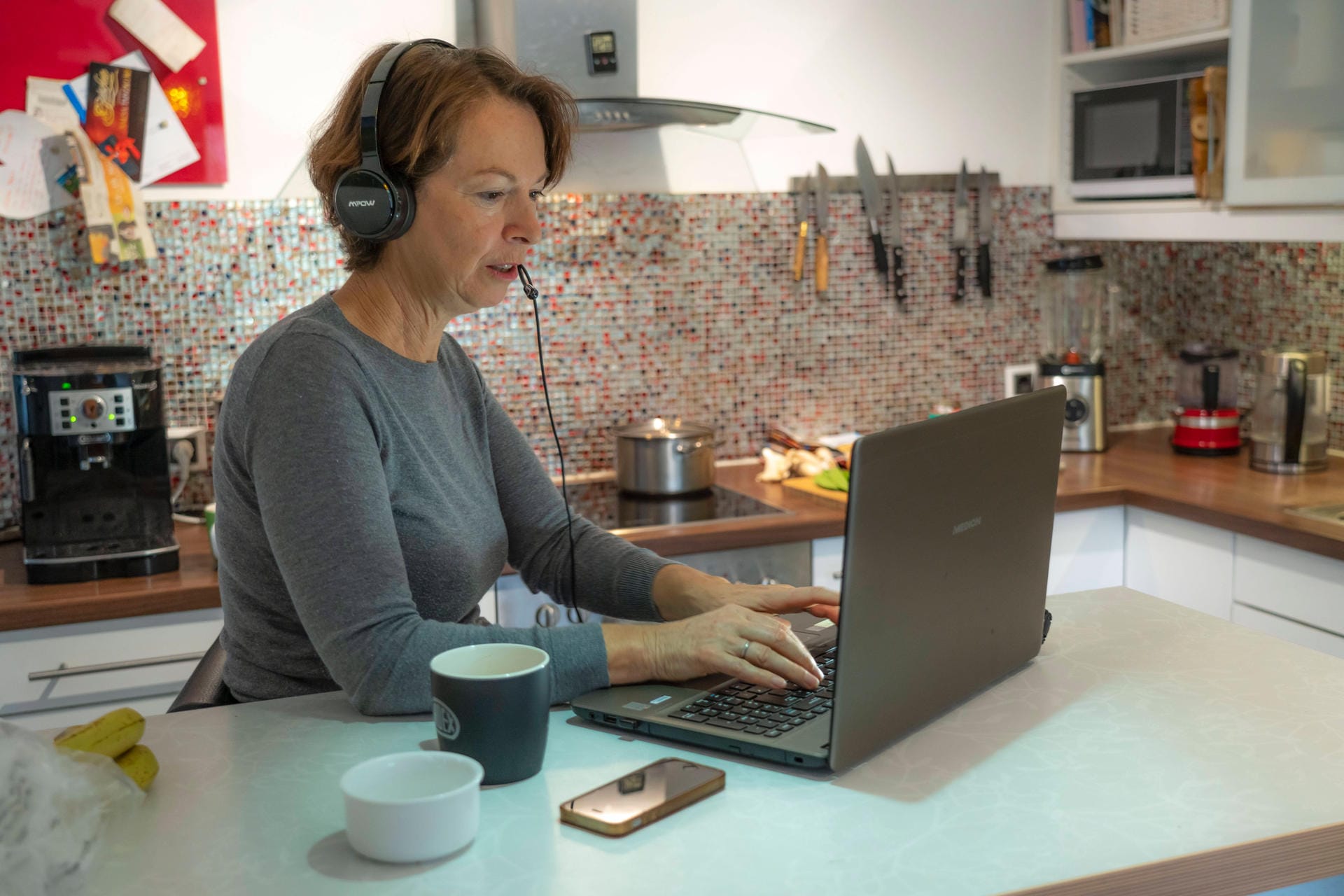 Arbeiten im Homeoffice: Auch zu Hause können während der Arbeitszeit Unfälle passieren.