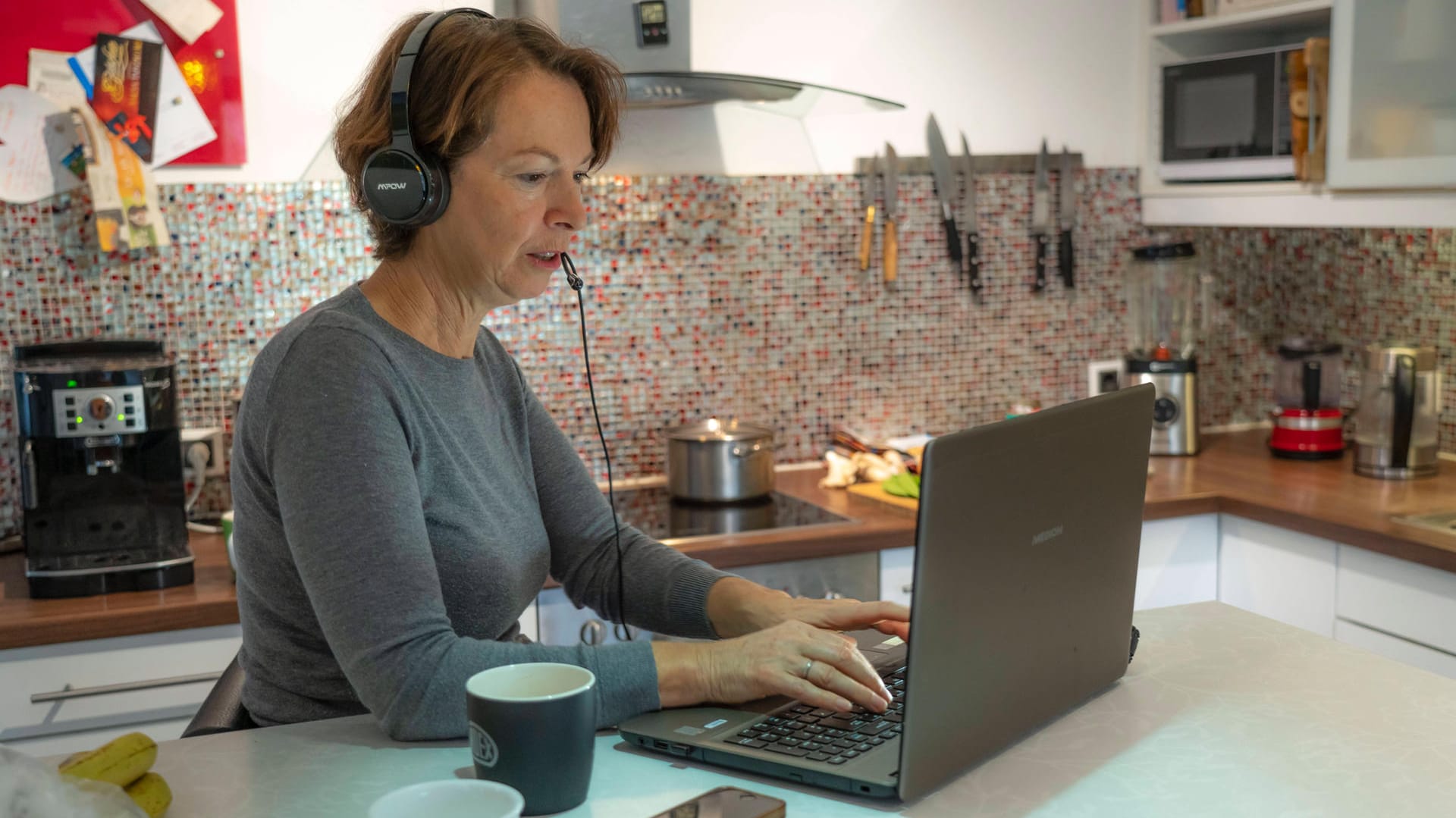 Arbeiten im Homeoffice: Auch zu Hause können während der Arbeitszeit Unfälle passieren.