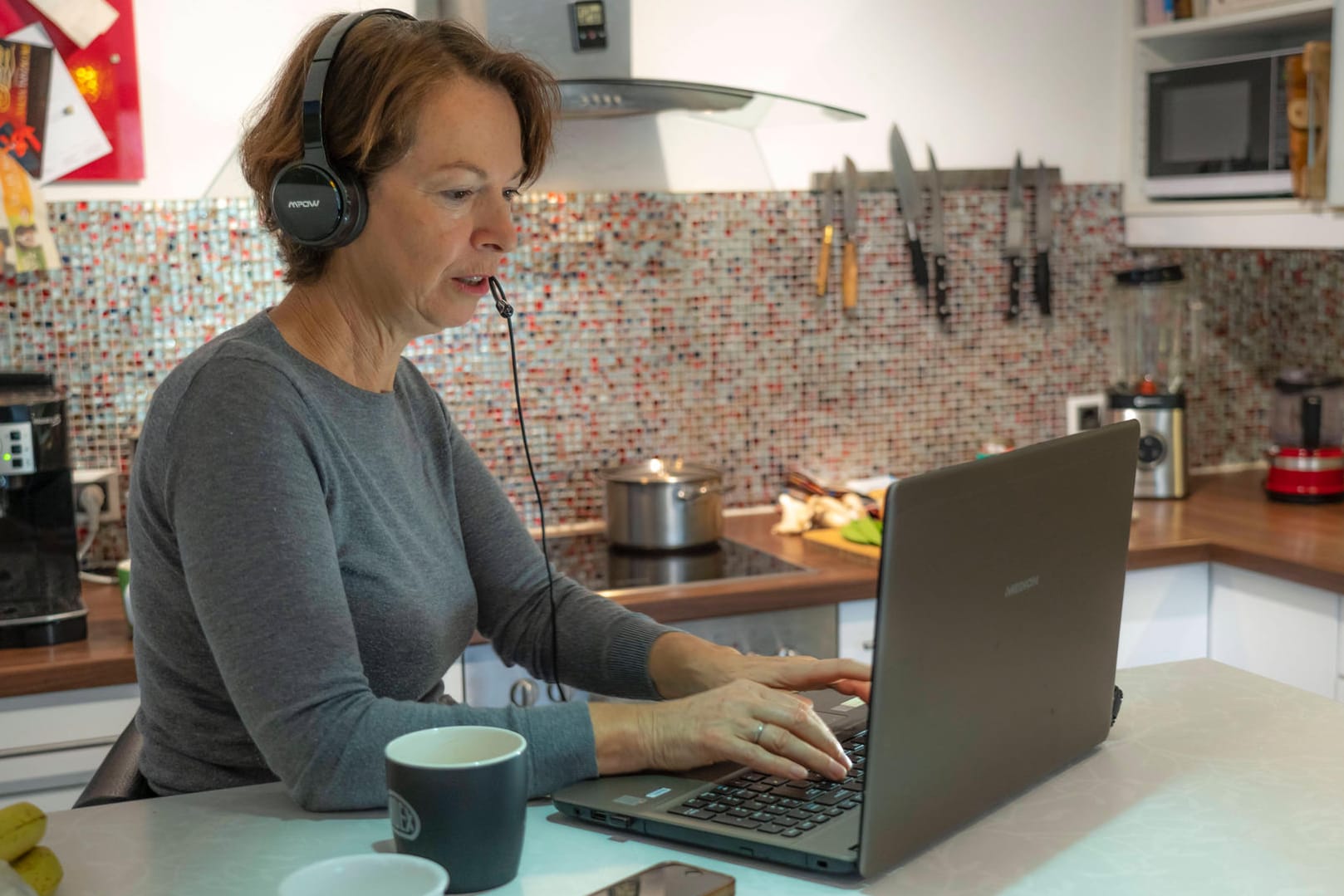 Arbeiten im Homeoffice: Auch zu Hause können während der Arbeitszeit Unfälle passieren.