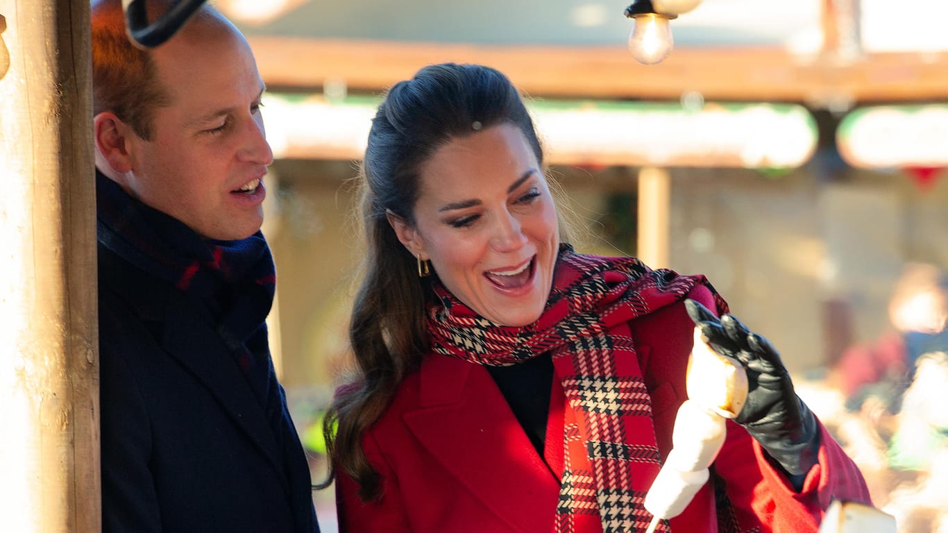William und Kate: Das royale Paar am Marshmallow-Stand.