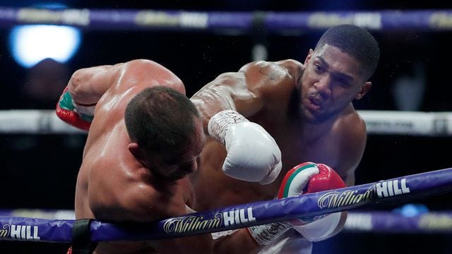 Anthony Joshua (r) feierte gegen Kubrat Pulew einen K.