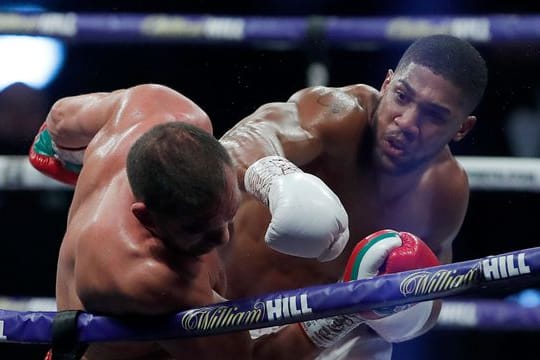 Anthony Joshua (r) feierte gegen Kubrat Pulew einen K.