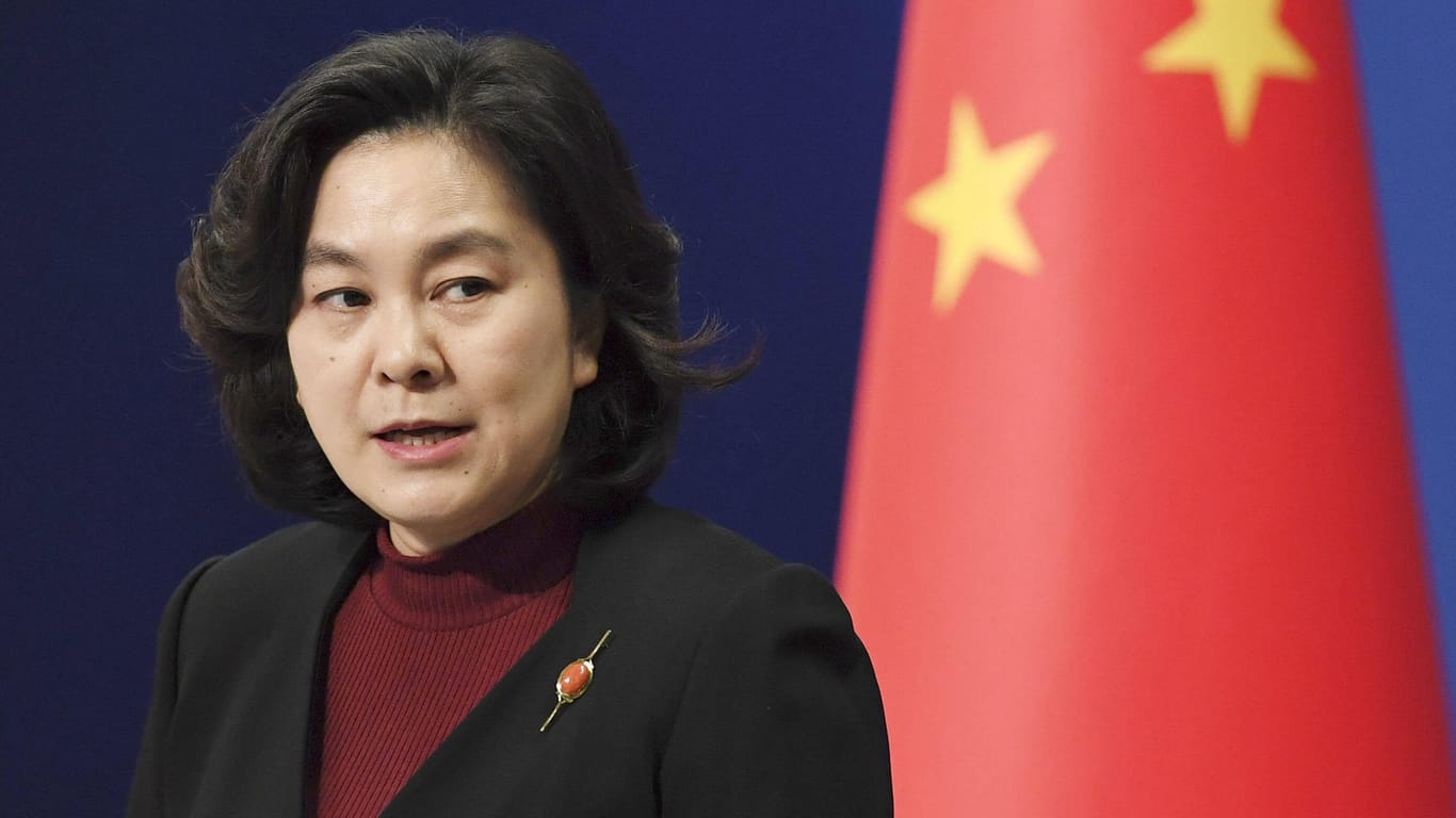 Hua Chunying, Sprecherin des Außenministeriums: Sie verkündet, die Sanktionen seien verhängt worden, gegen Abgeordnete, die sich Hongkong gegenüber "schlecht" verhalten.