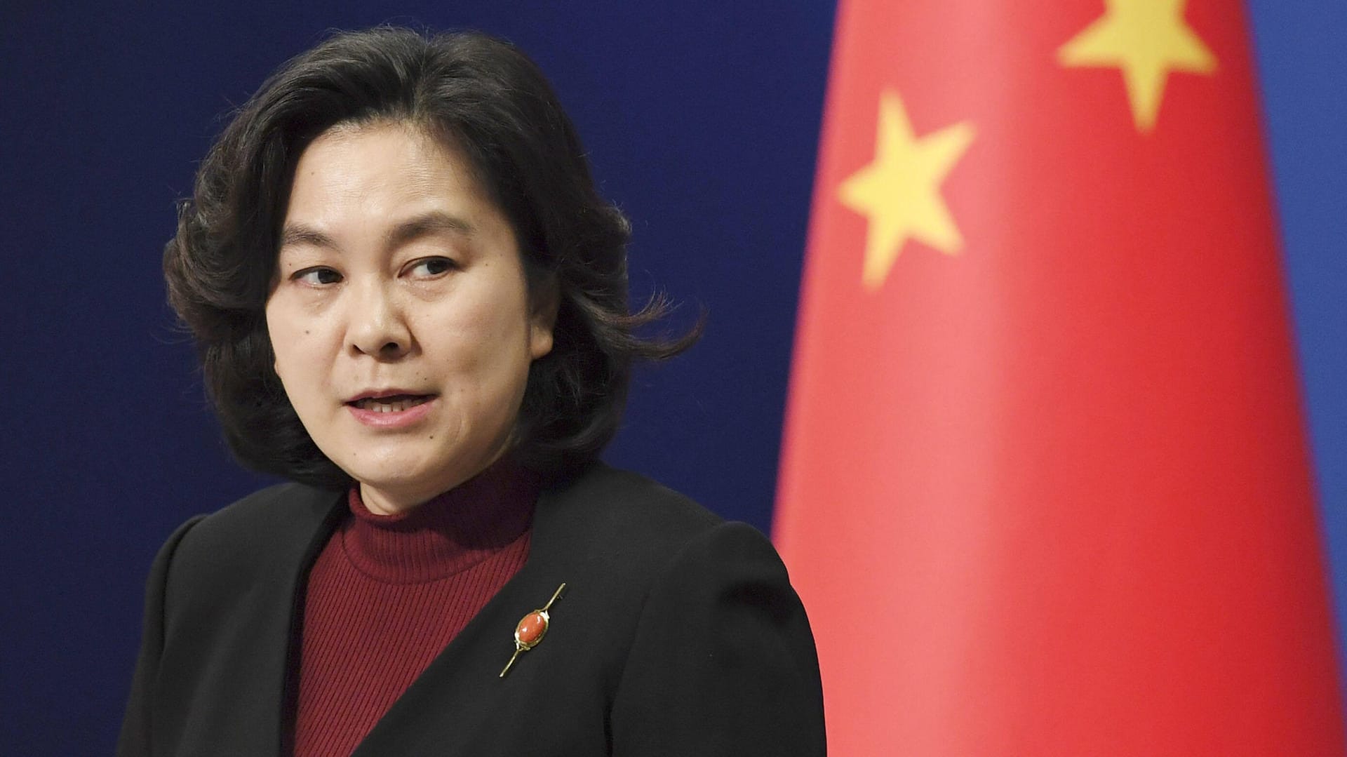 Hua Chunying, Sprecherin des Außenministeriums: Sie verkündet, die Sanktionen seien verhängt worden, gegen Abgeordnete, die sich Hongkong gegenüber "schlecht" verhalten.