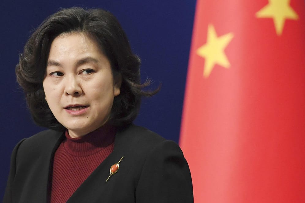 Hua Chunying, Sprecherin des Außenministeriums: Sie verkündet, die Sanktionen seien verhängt worden, gegen Abgeordnete, die sich Hongkong gegenüber "schlecht" verhalten.